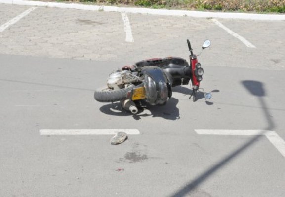 Un mopedist a ajuns la spital din cauza unui şofer neatent